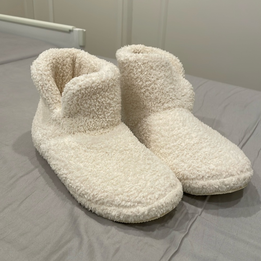Brand new Parachute Home fuzzy boots